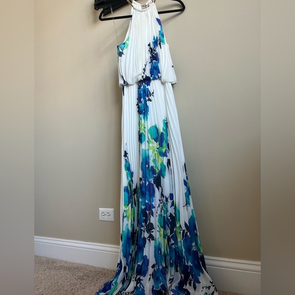 White Floral Dress - Picture 2 of 6